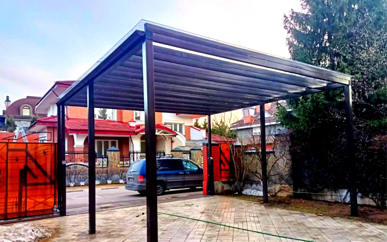 Односкатный автонавес из поликарбоната в стиле хай-тек для автомобиля с закрытыми боковинами