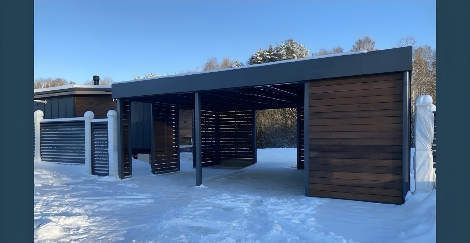 Односкатный автонавес из поликарбоната в стиле хай-тек для автомобиля с закрытыми боковинами